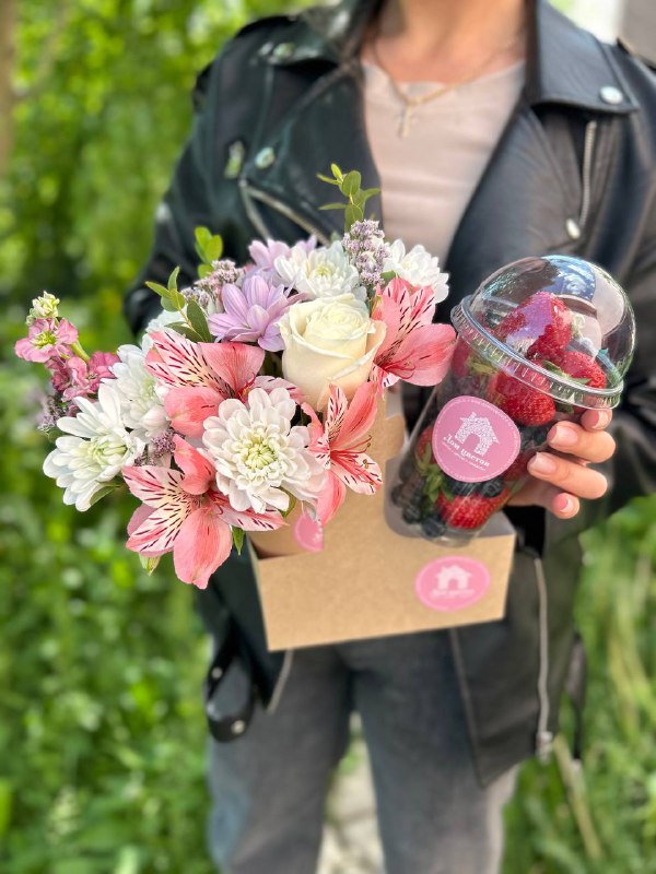 Набор ягодный стаканчик +цветочная композиция