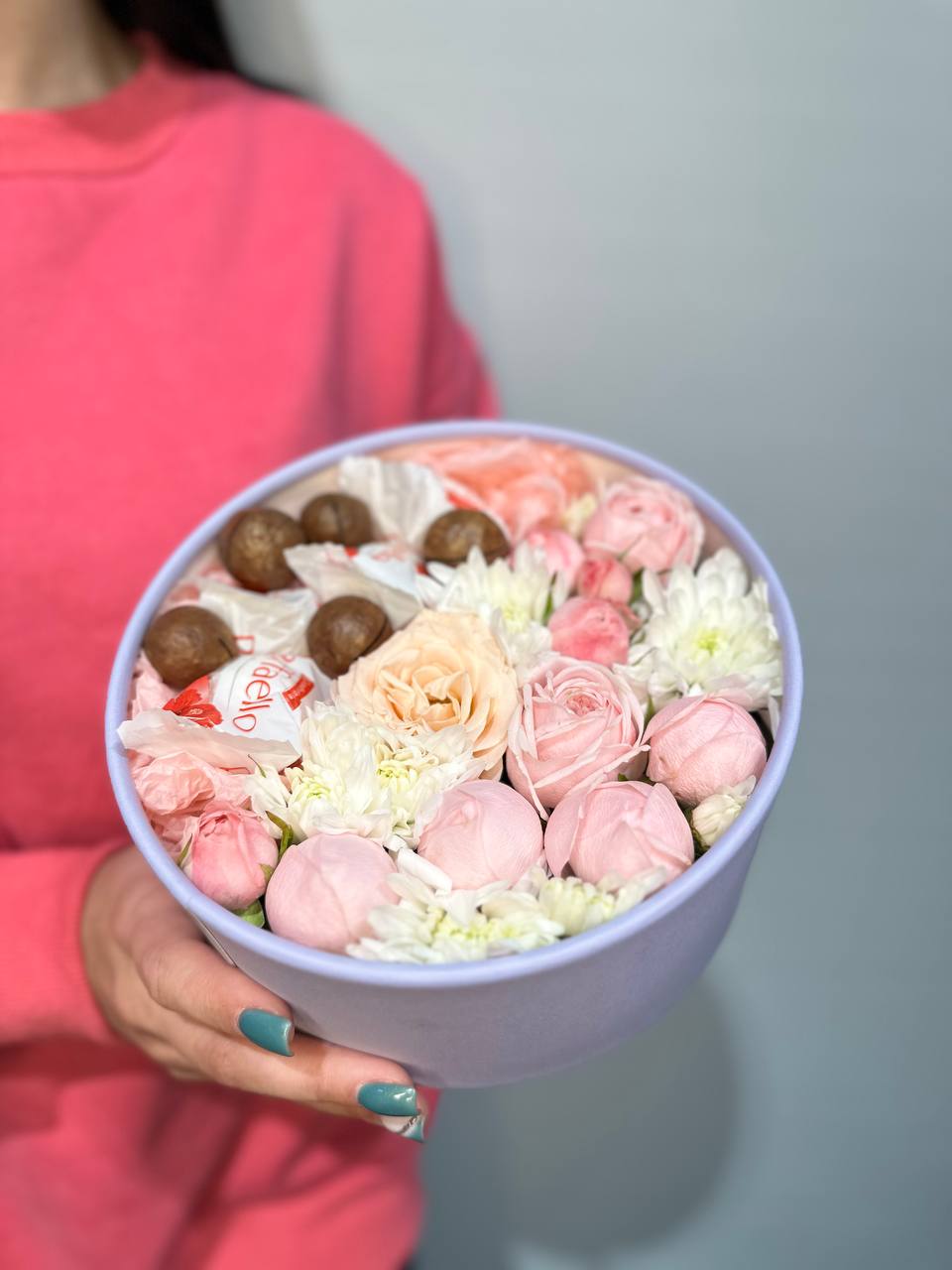 Нежная композиция с розами и сладостями