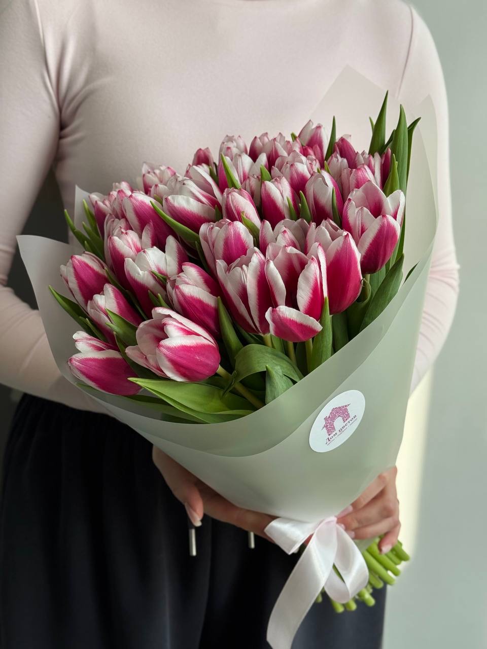 Нежный букет из 39 бело-розовых тюльпанов в оформлении
