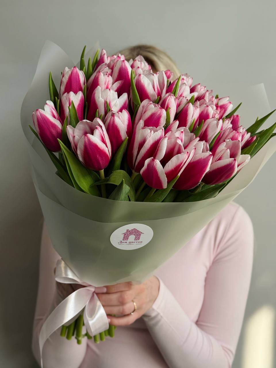 Нежный букет из 39 бело-розовых тюльпанов в оформлении — фото 2