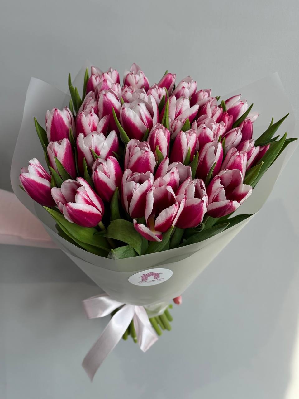 Нежный букет из 39 бело-розовых тюльпанов в оформлении