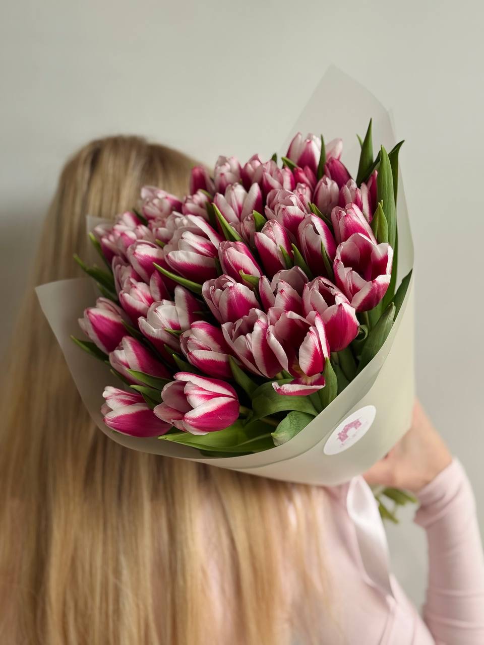 Нежный букет из 39 бело-розовых тюльпанов в оформлении