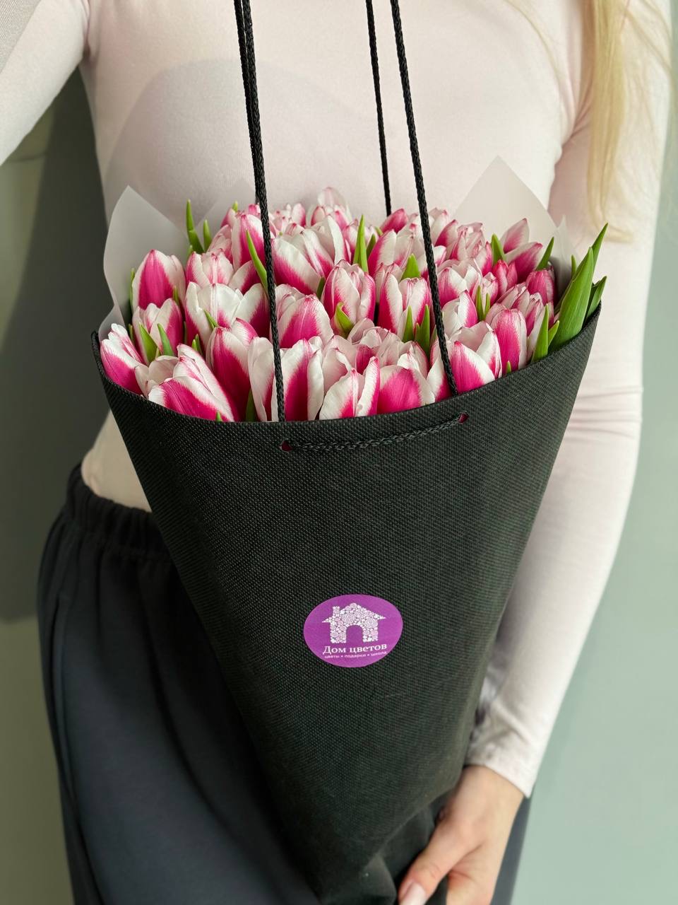 Нежный букет из 39 бело-розовых тюльпанов в оформлении — фото 5