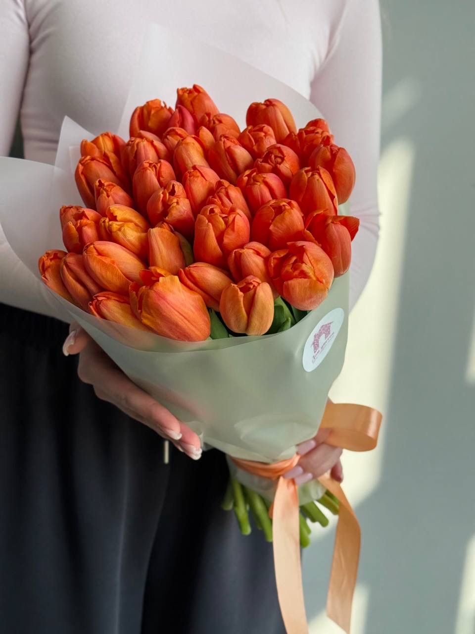 Яркий букет из 39 оранжевых тюльпанов в оформлении (Копировать)