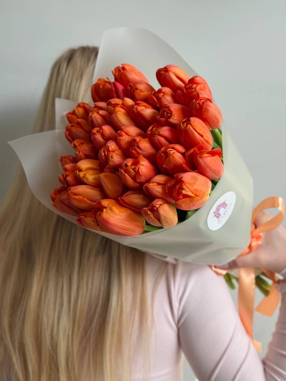 Яркий букет из 39 оранжевых тюльпанов в оформлении (Копировать) — фото 2