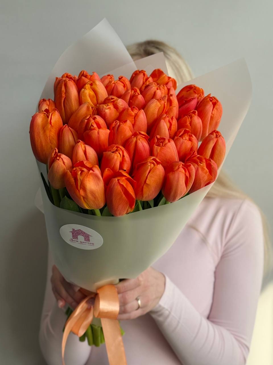 Яркий букет из 39 оранжевых тюльпанов в оформлении (Копировать)