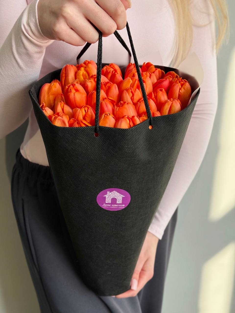 Яркий букет из 39 оранжевых тюльпанов в оформлении (Копировать)