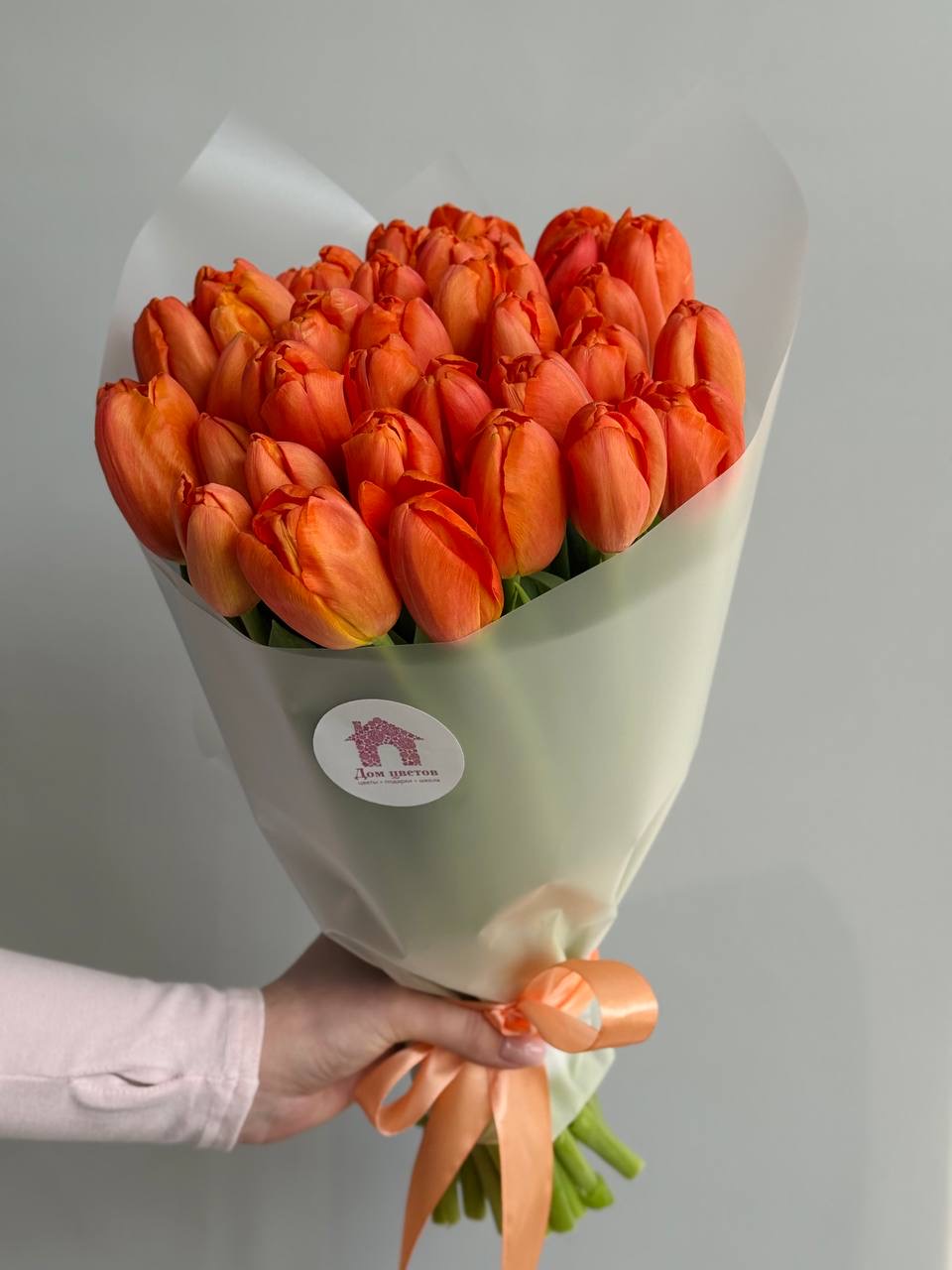 Яркий букет из 39 оранжевых тюльпанов в оформлении (Копировать)