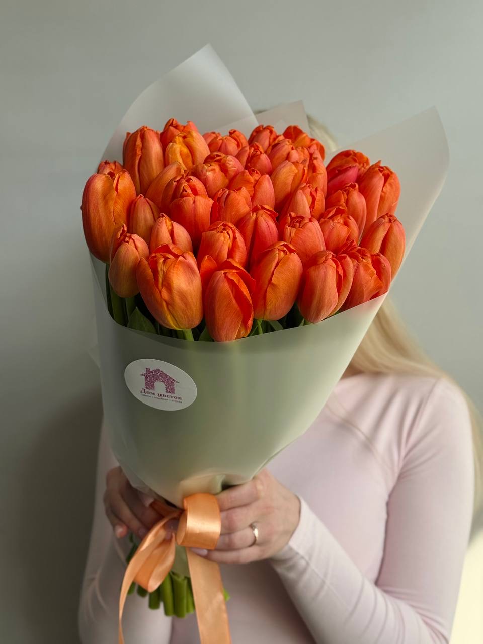 Яркий букет из 39 оранжевых тюльпанов в оформлении (Копировать)