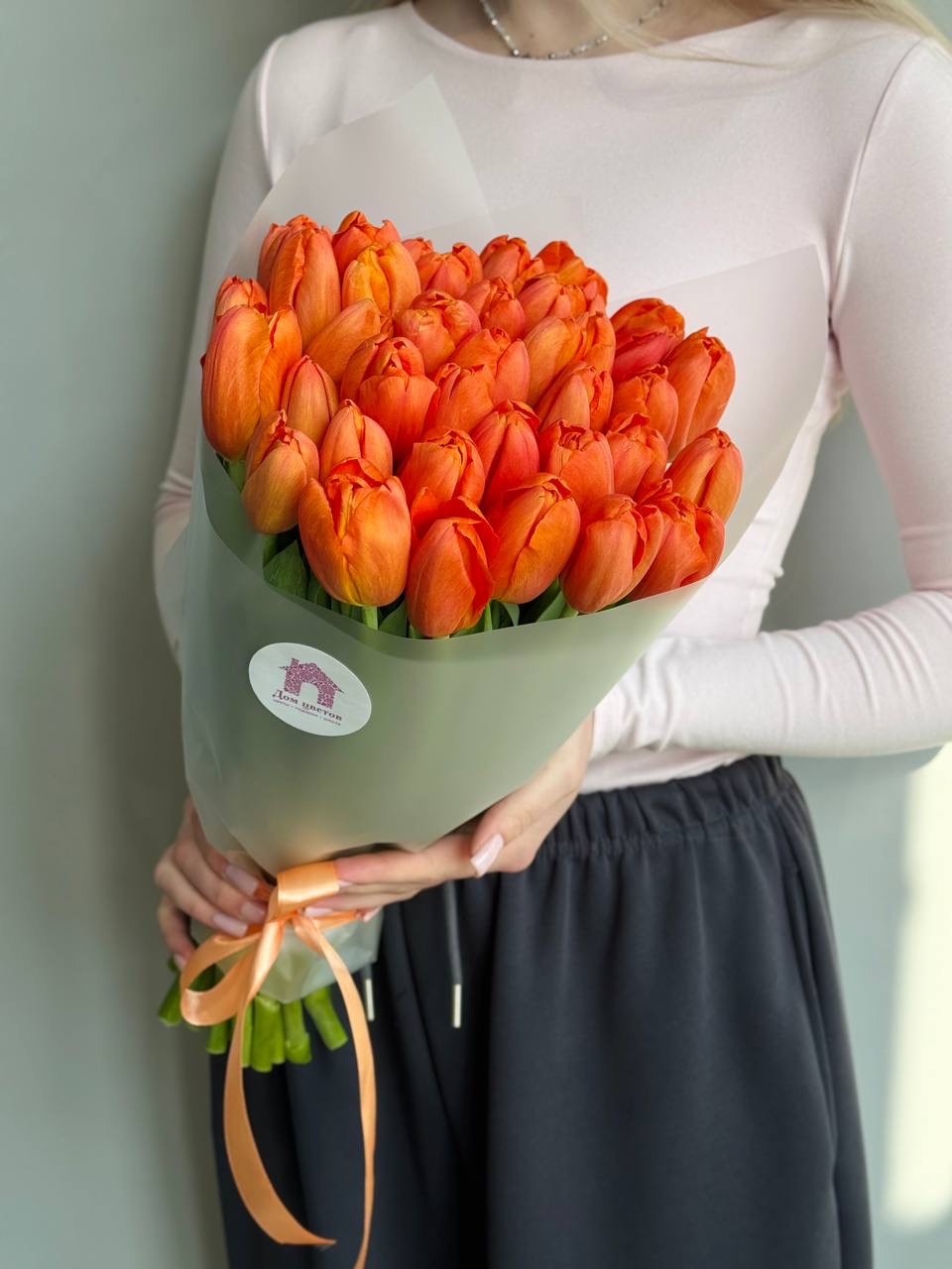 Яркий букет из 39 оранжевых тюльпанов в оформлении (Копировать) — фото 7