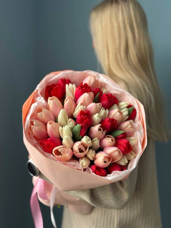 Нежный микс из 45 тюльпанов в оформлении