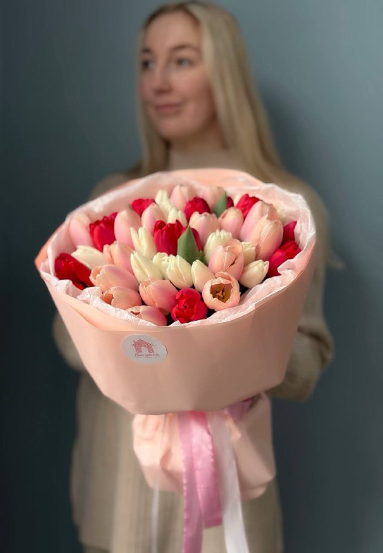 Нежный микс из 45 тюльпанов в оформлении — фото 2