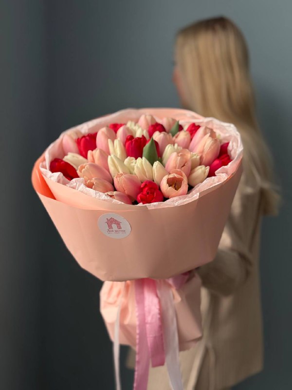 Нежный микс из 45 тюльпанов в оформлении