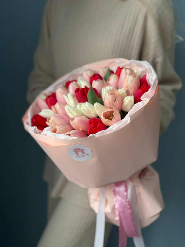 Нежный микс из 45 тюльпанов в оформлении