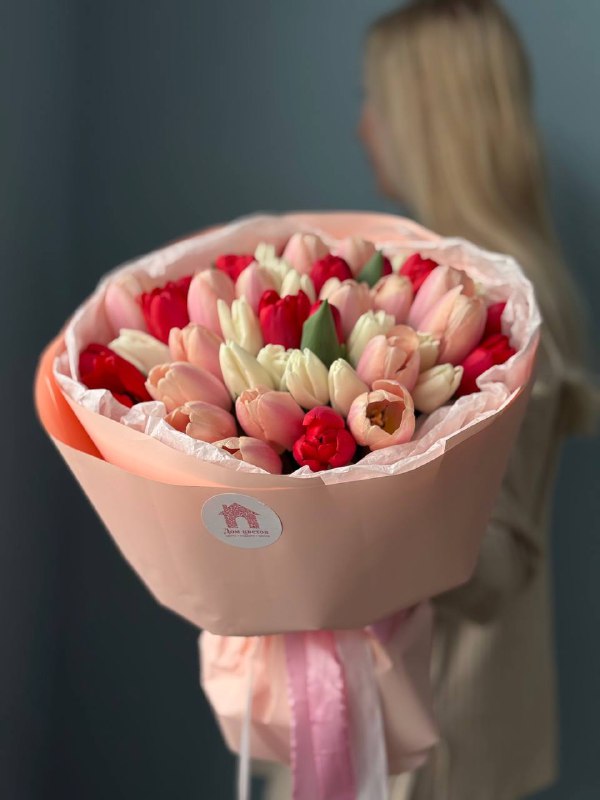 Нежный микс из 45 тюльпанов в оформлении
