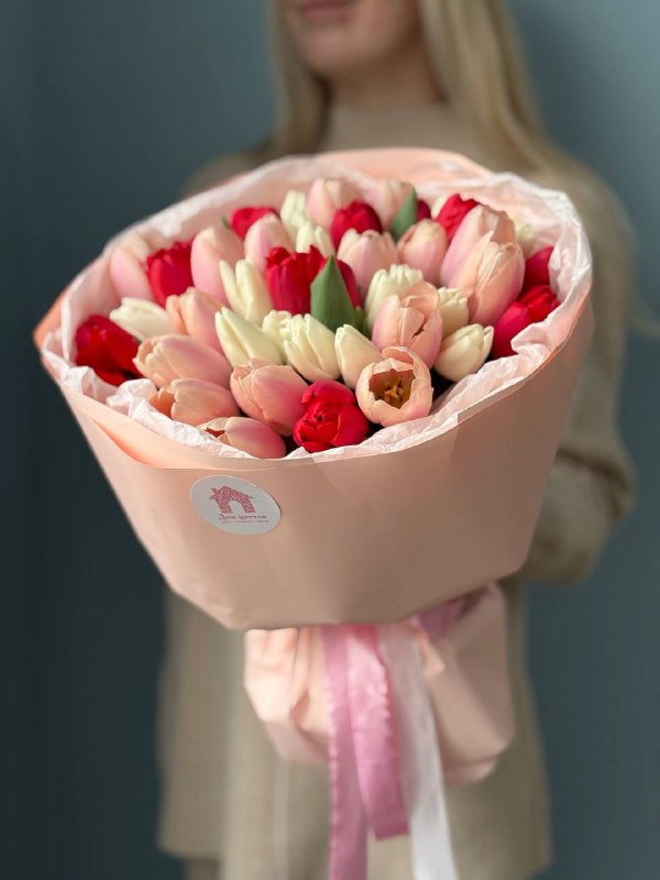 Нежный микс из 45 тюльпанов в оформлении