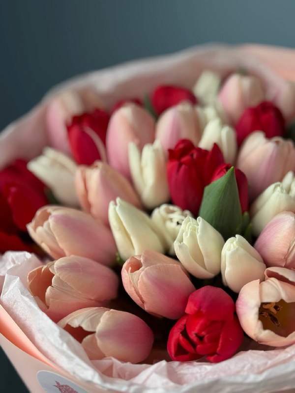 Нежный микс из 45 тюльпанов в оформлении — фото 7