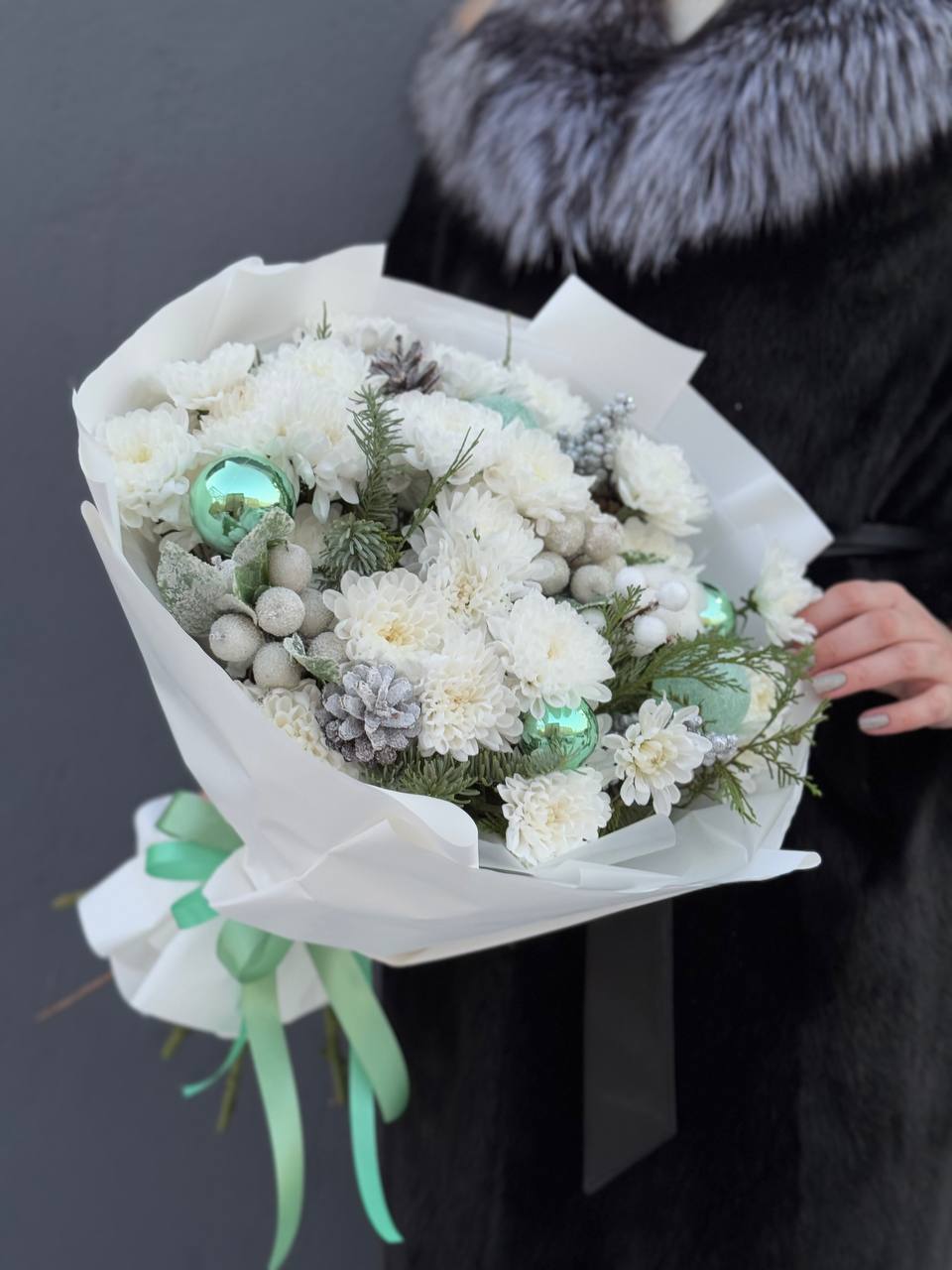 Новогодний букет из кустовых хризантем «Новогоднее сияние»