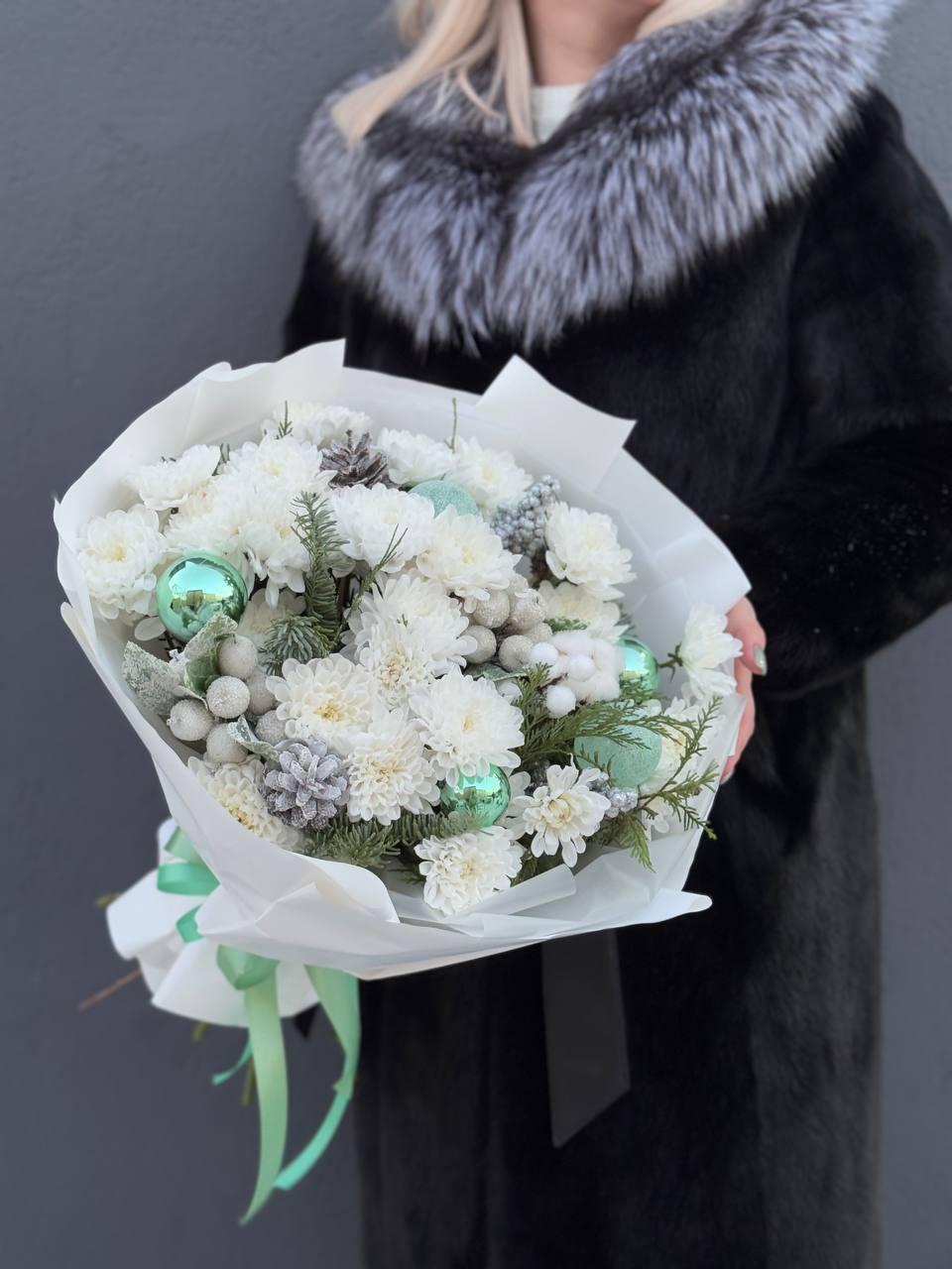 Новогодний букет из кустовых хризантем «Новогоднее сияние»