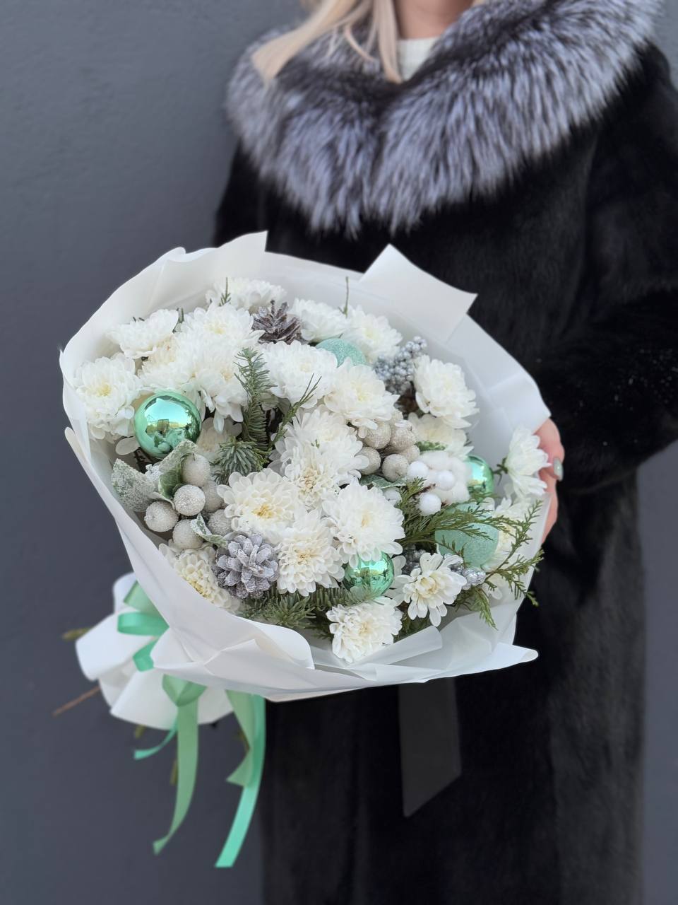 Новогодний букет из кустовых хризантем «Новогоднее сияние» — фото 7