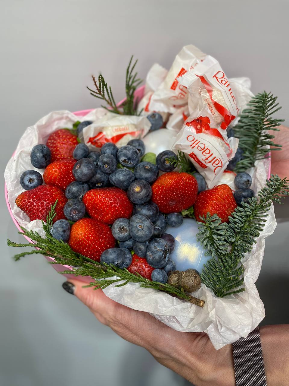 Новогодний вкусный подарок с ягодами и сладостями