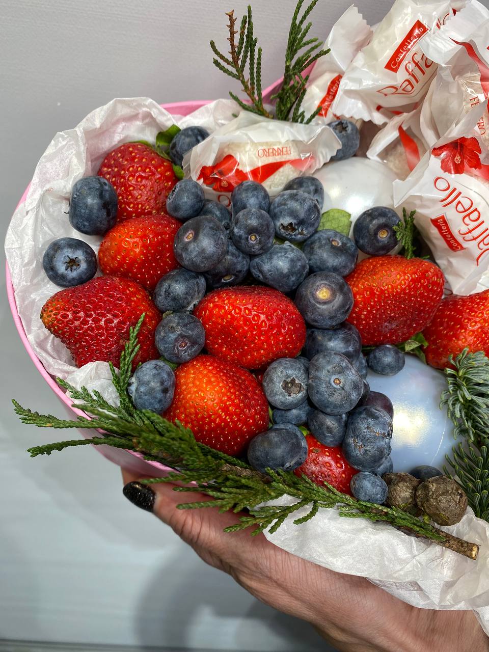 Новогодний вкусный подарок с ягодами и сладостями