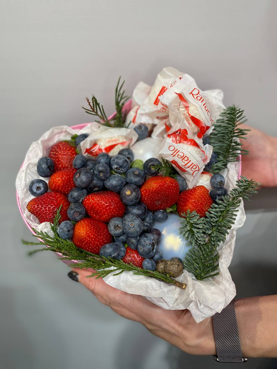 Новогодний вкусный подарок с ягодами и сладостями