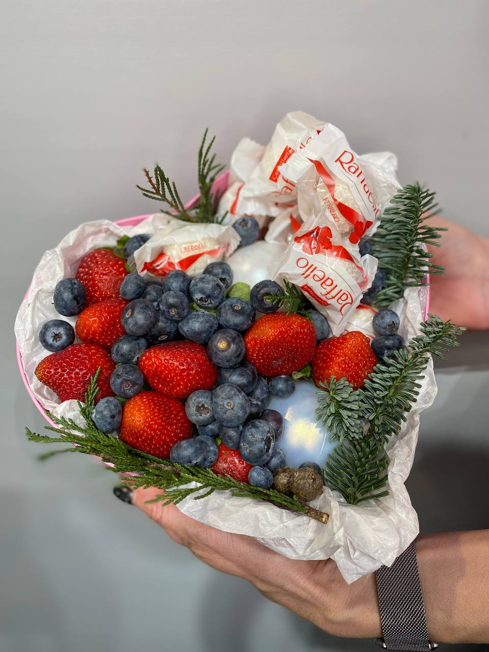 Новогодний вкусный подарок с ягодами и сладостями — фото 4