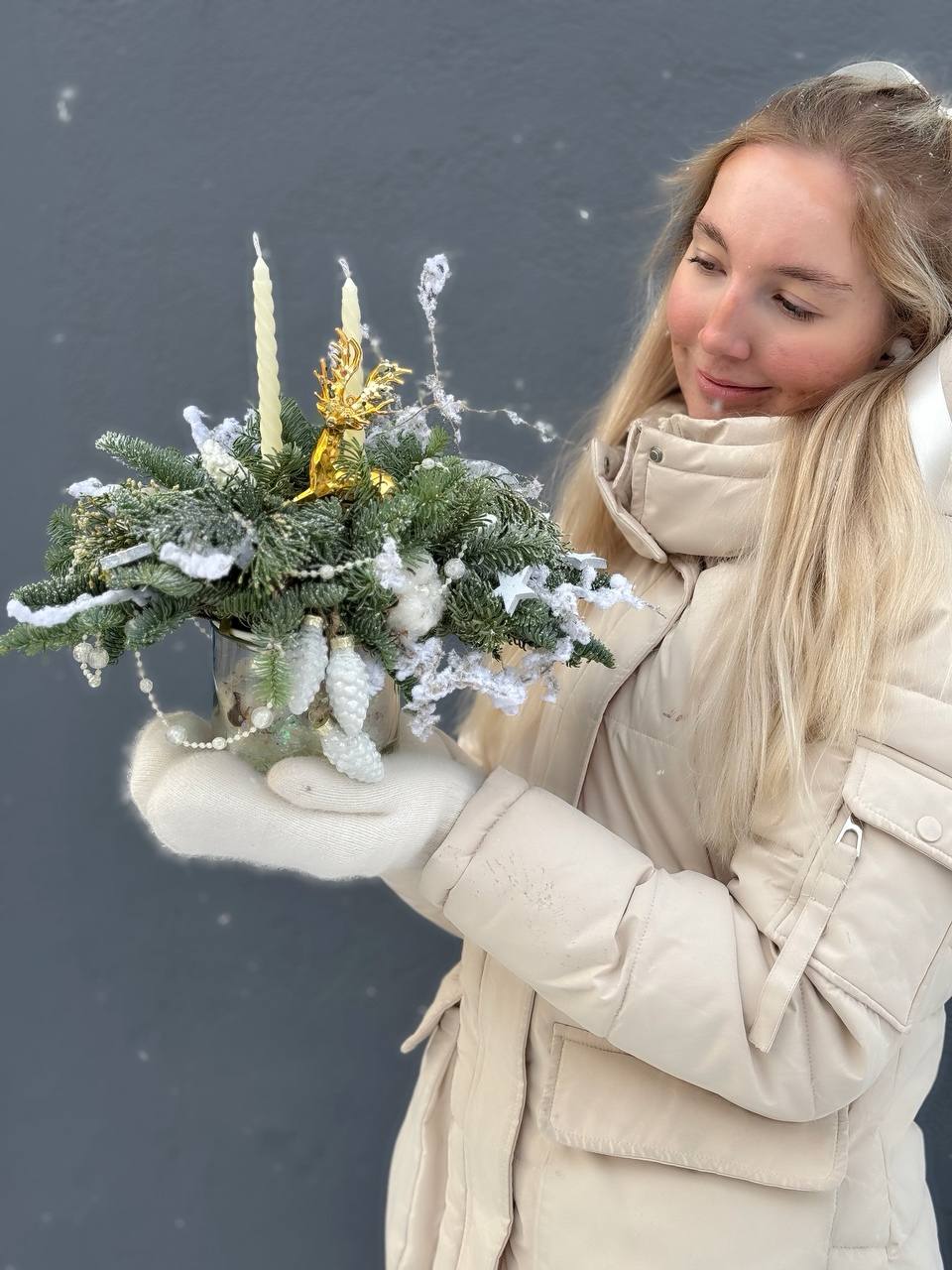 Новогодняя композиция в стеклянной вазе с декором