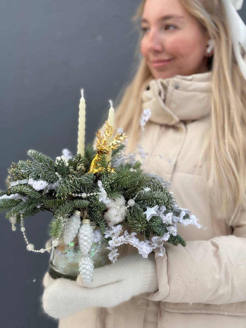 Новогодняя композиция в стеклянной вазе с декором — фото 8