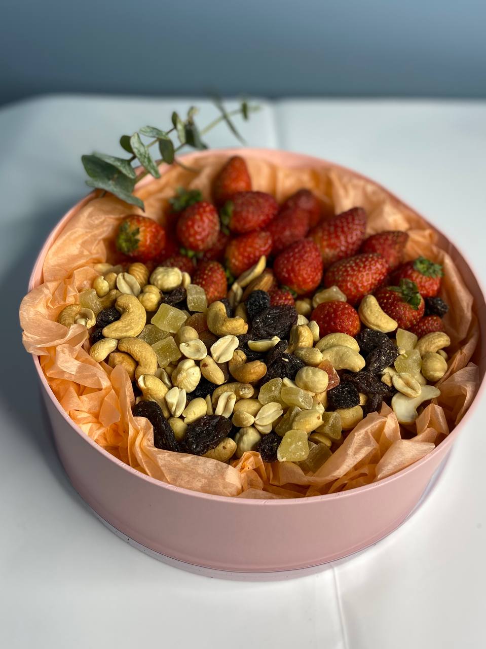 Полезный набор с орехами, цукатами и клубникой