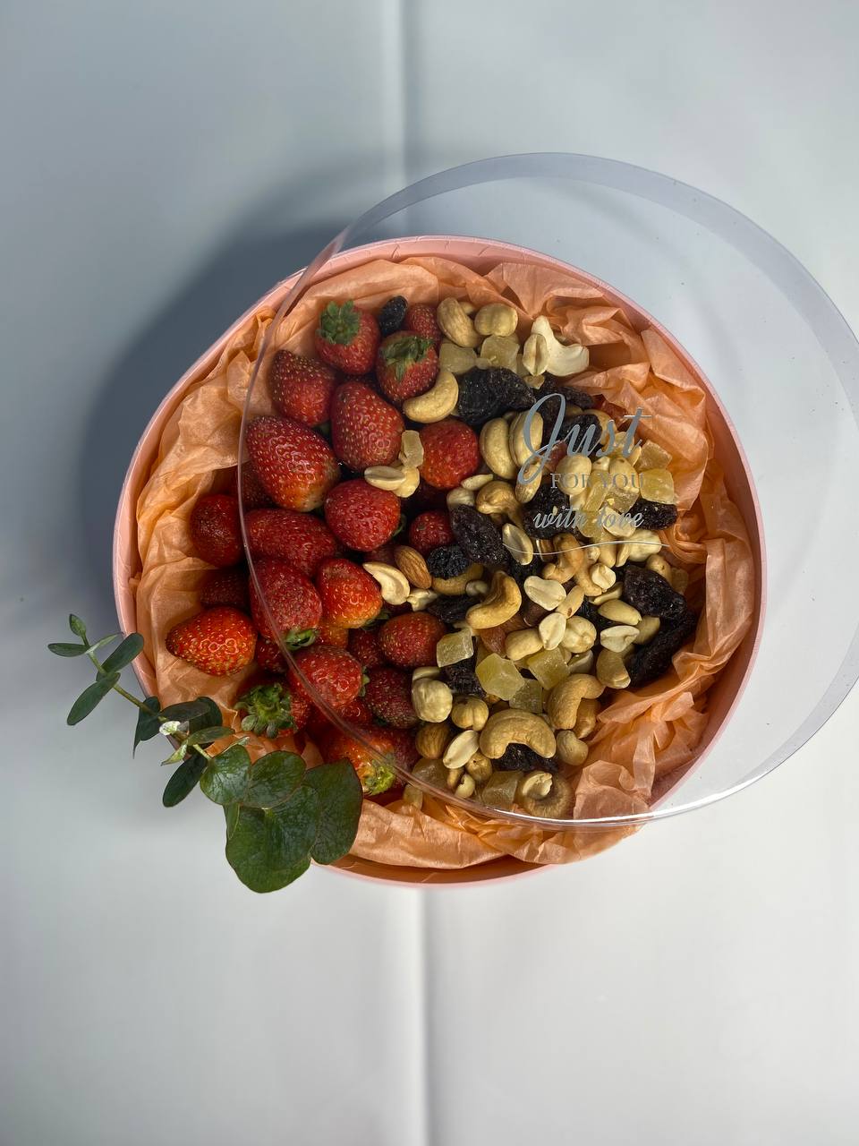 Полезный набор с орехами, цукатами и клубникой