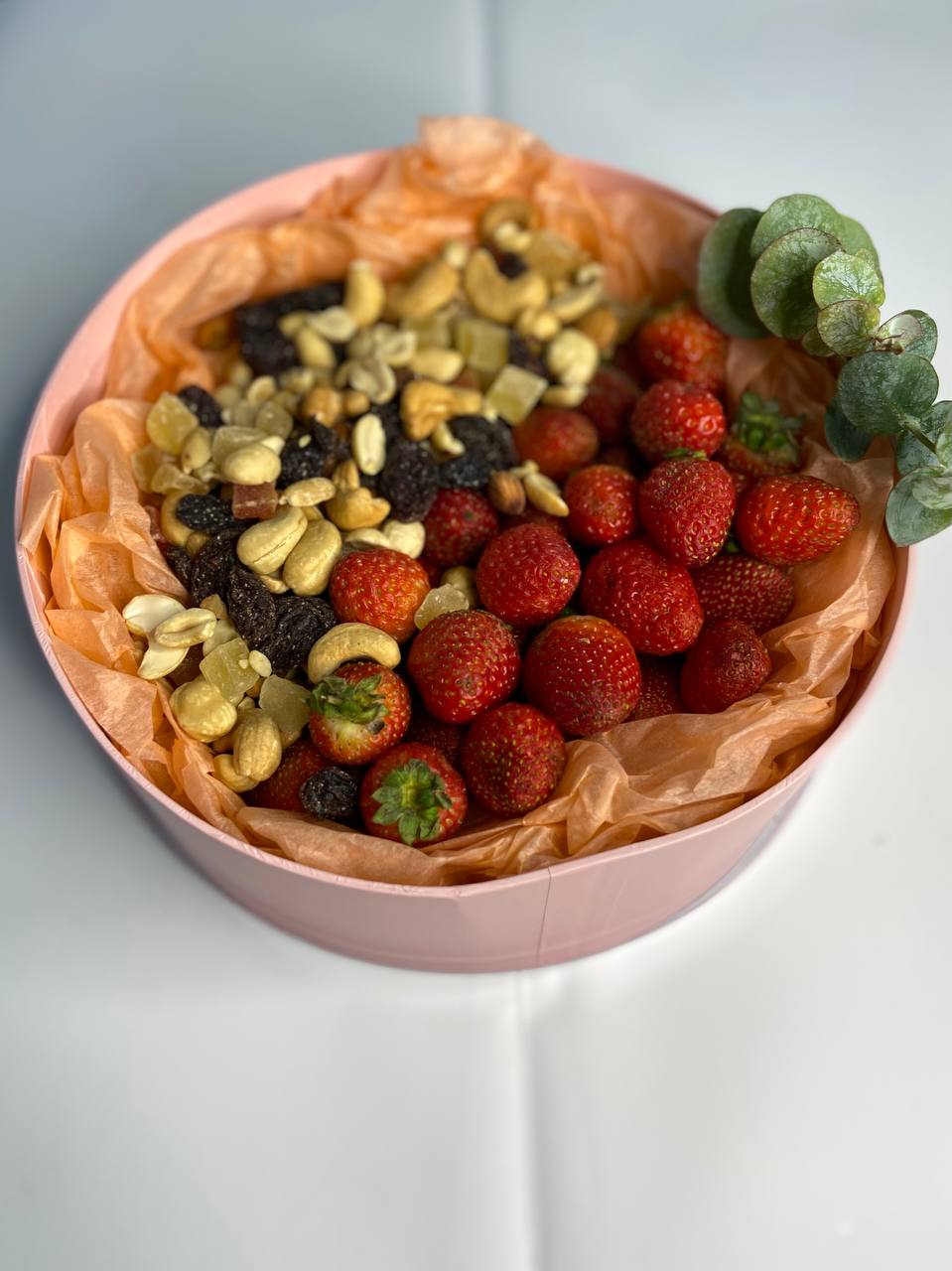Полезный набор с орехами, цукатами и клубникой