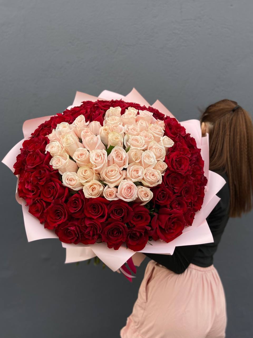 Роскошный букет из 103 розы: микс красного и розового