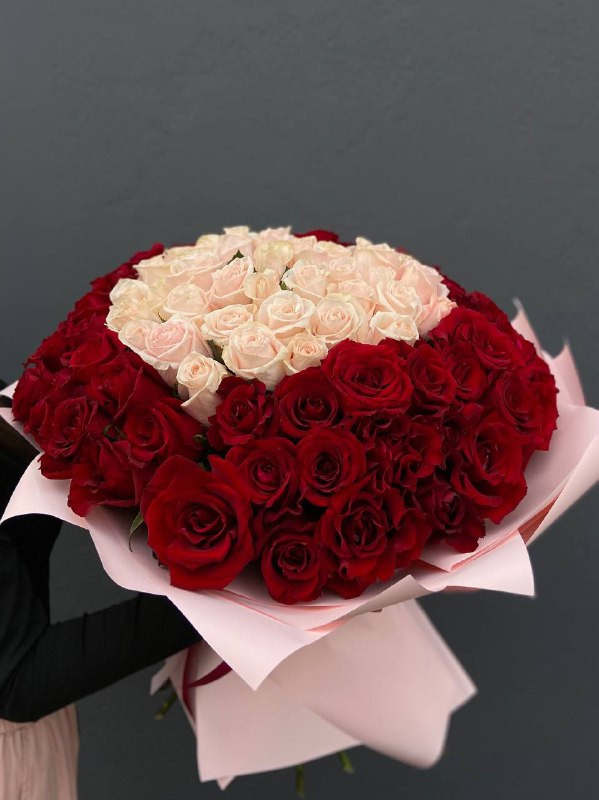 Роскошный букет из 103 розы: микс красного и розового — фото 2
