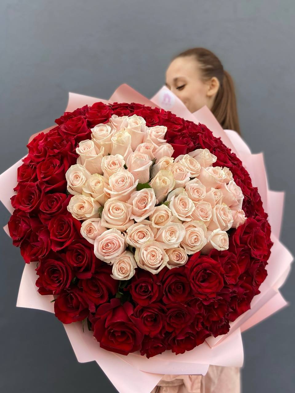Роскошный букет из 103 розы: микс красного и розового
