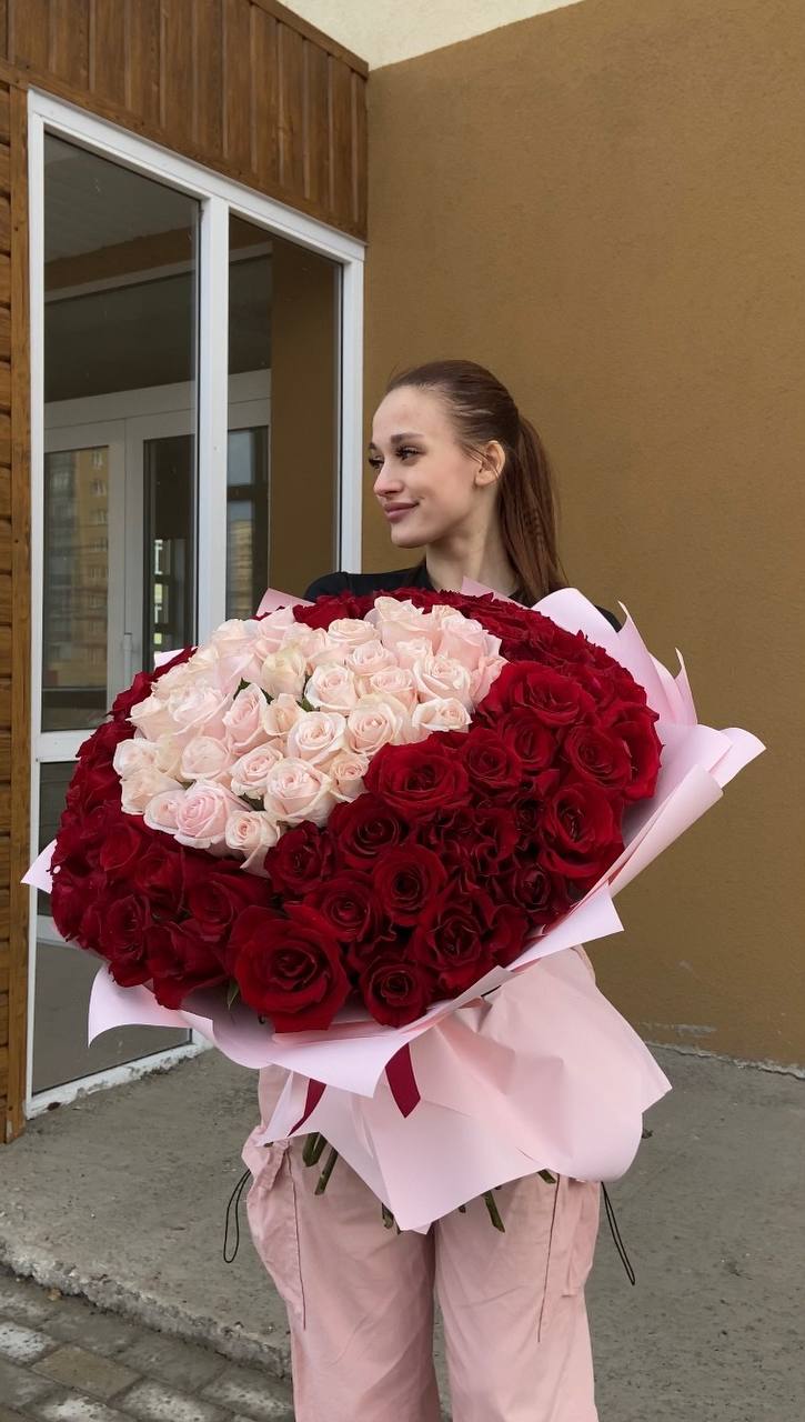 Роскошный букет из 103 розы: микс красного и розового