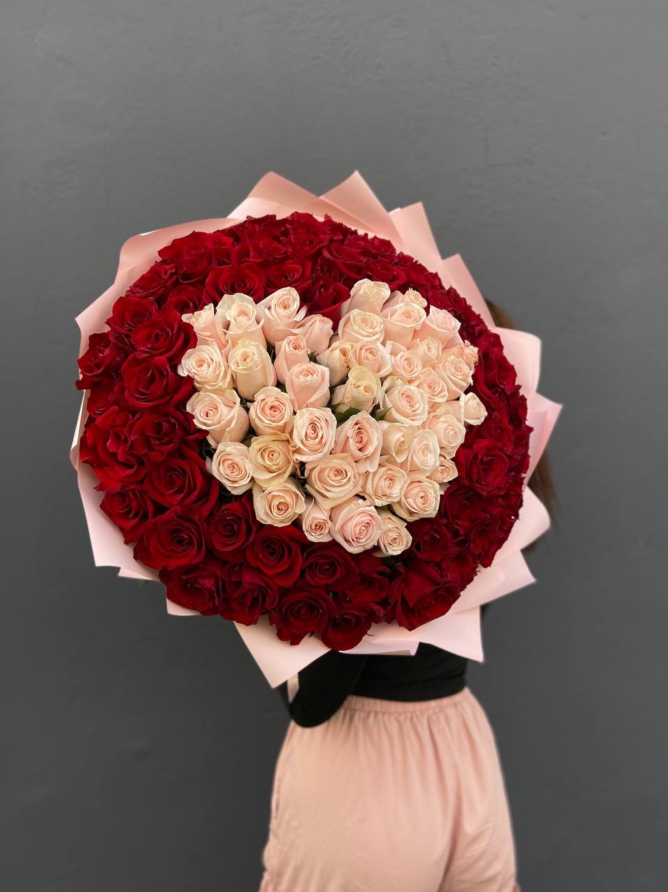 Роскошный букет из 103 розы: микс красного и розового