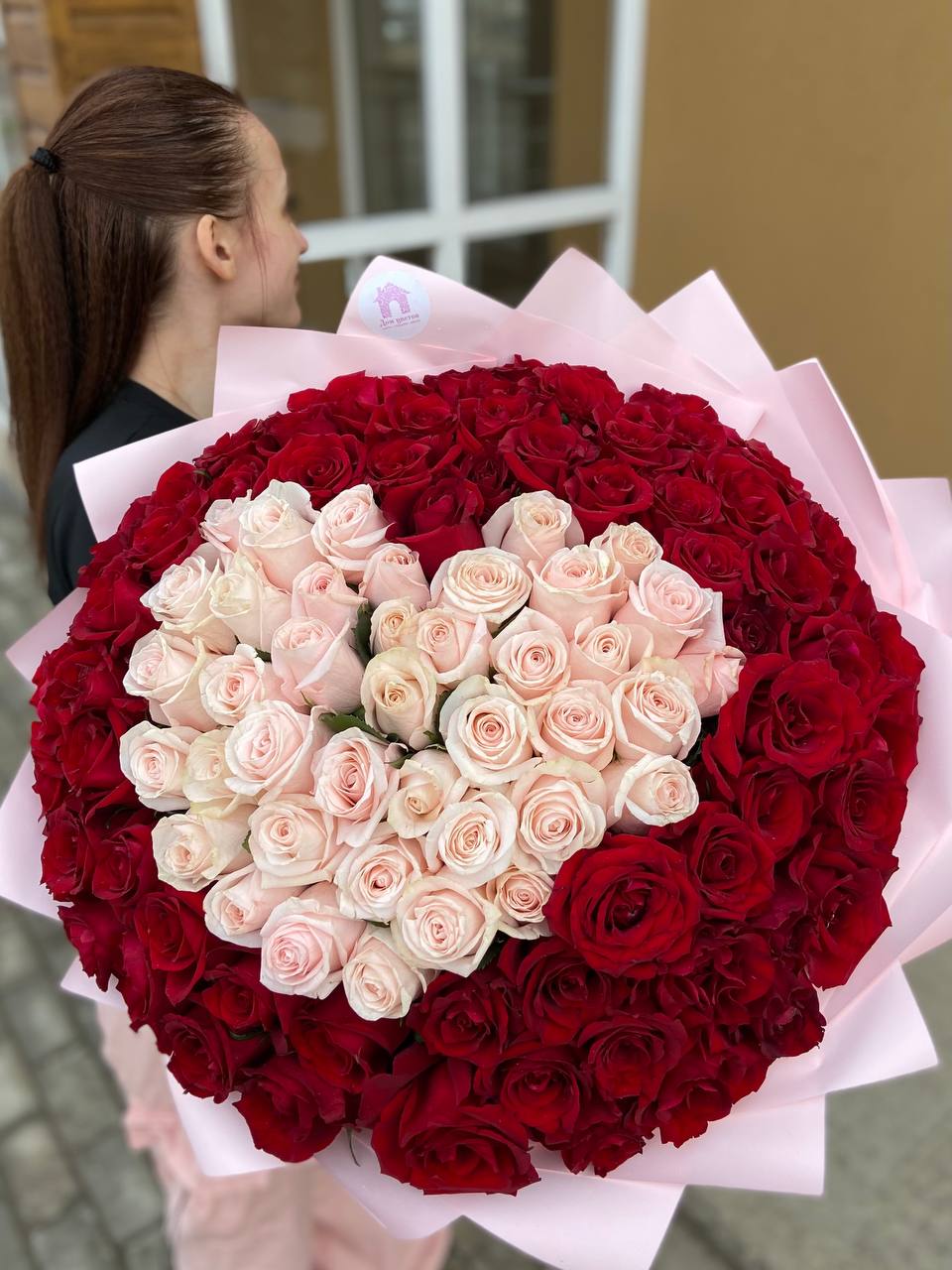 Роскошный букет из 103 розы: микс красного и розового