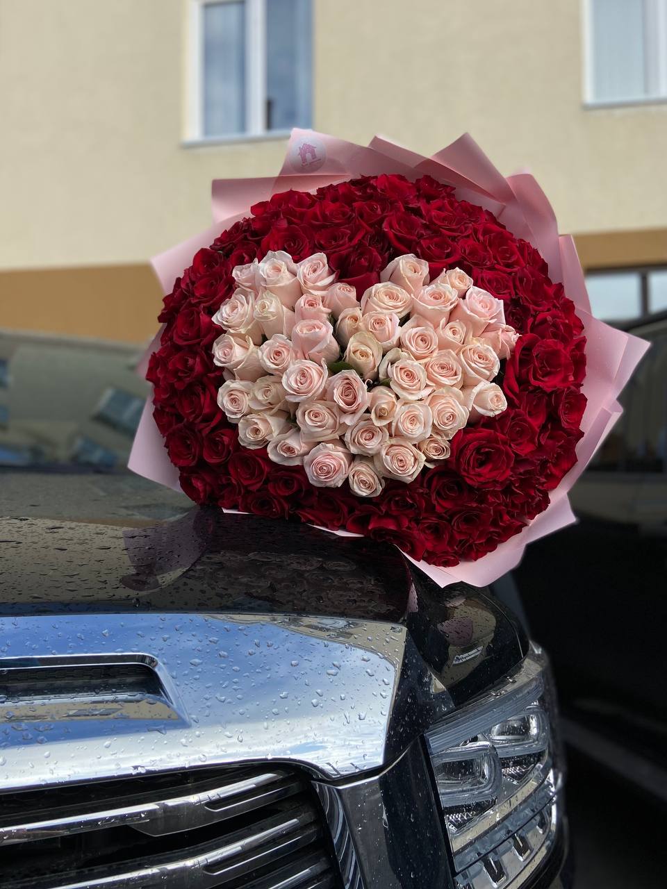 Роскошный букет из 103 розы: микс красного и розового