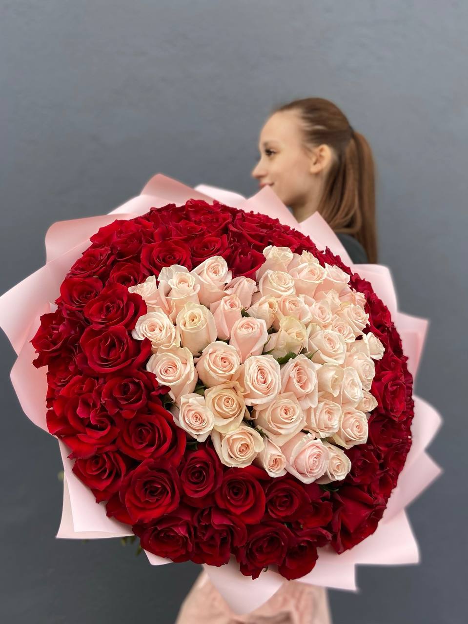 Роскошный букет из 103 розы: микс красного и розового