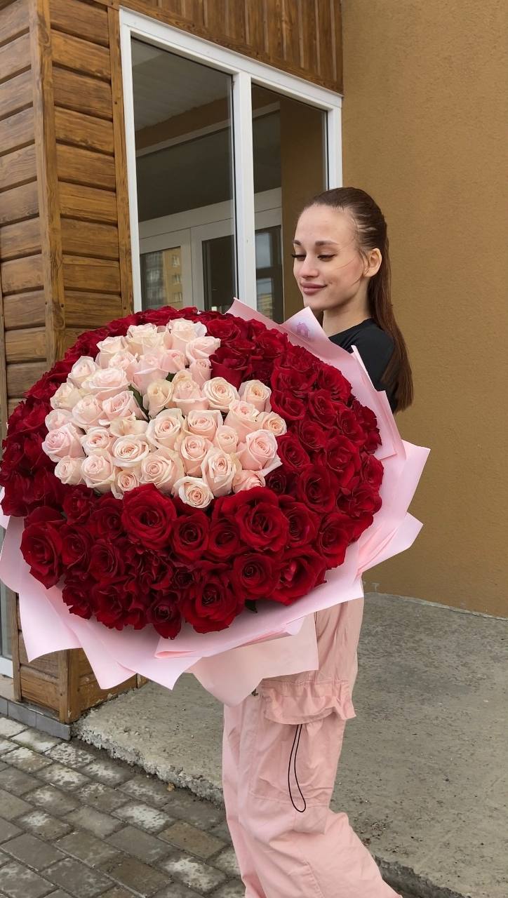 Роскошный букет из 103 розы: микс красного и розового — фото 9