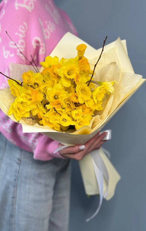 Букет из 51 нарцисса в оформлении — фото 1