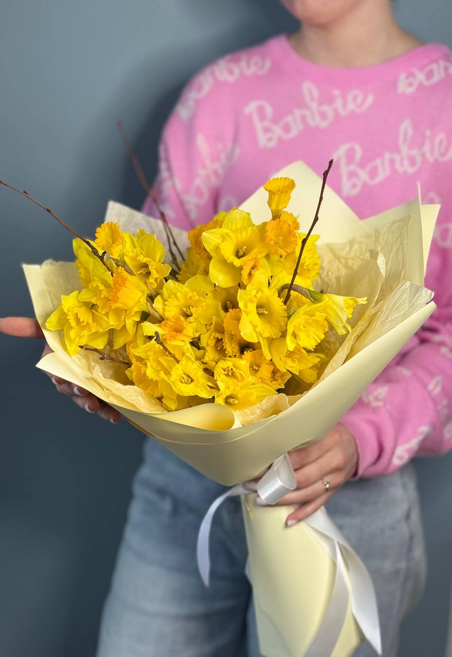 Букет из 51 нарцисса в оформлении — фото 2