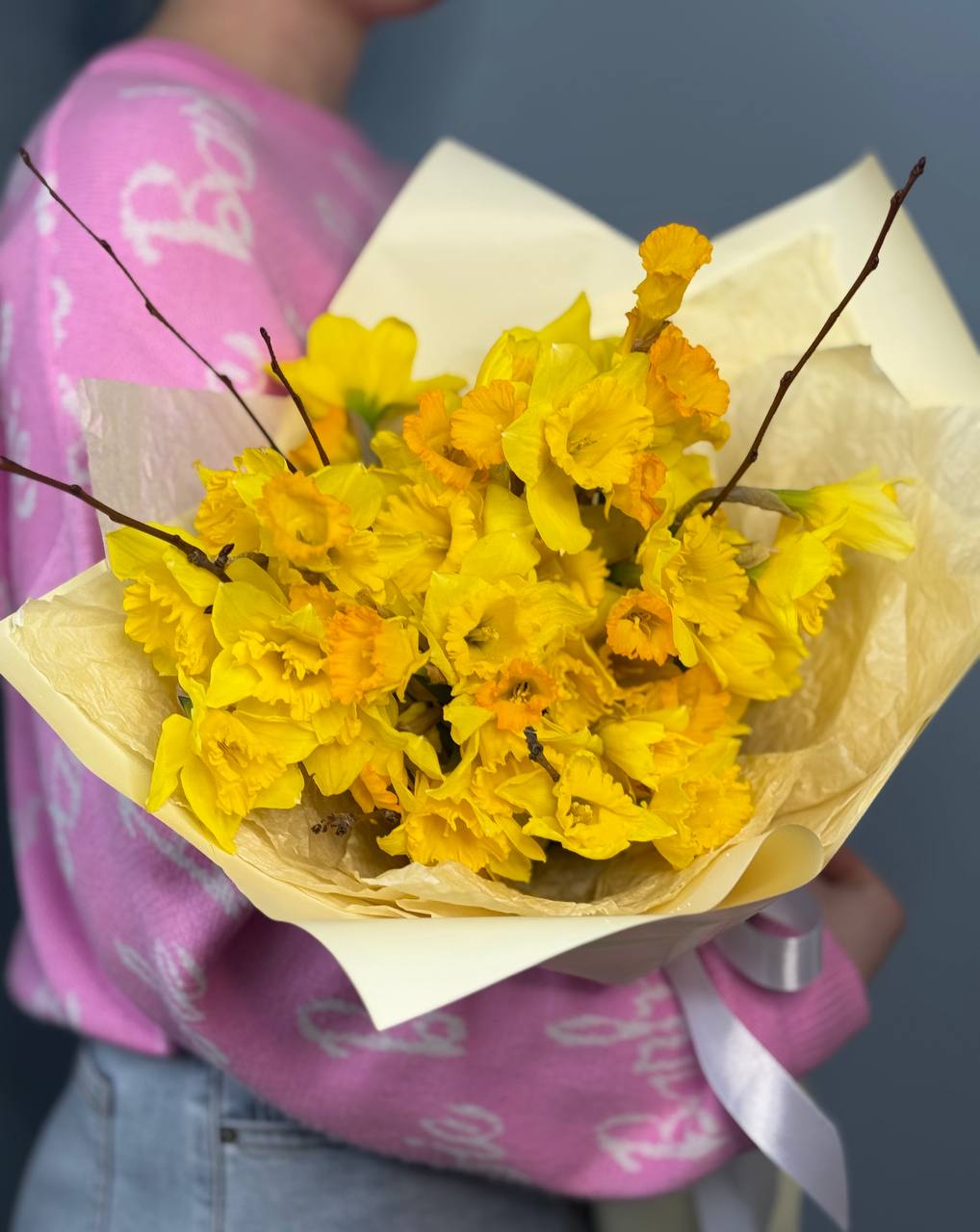 Букет из 51 нарцисса в оформлении