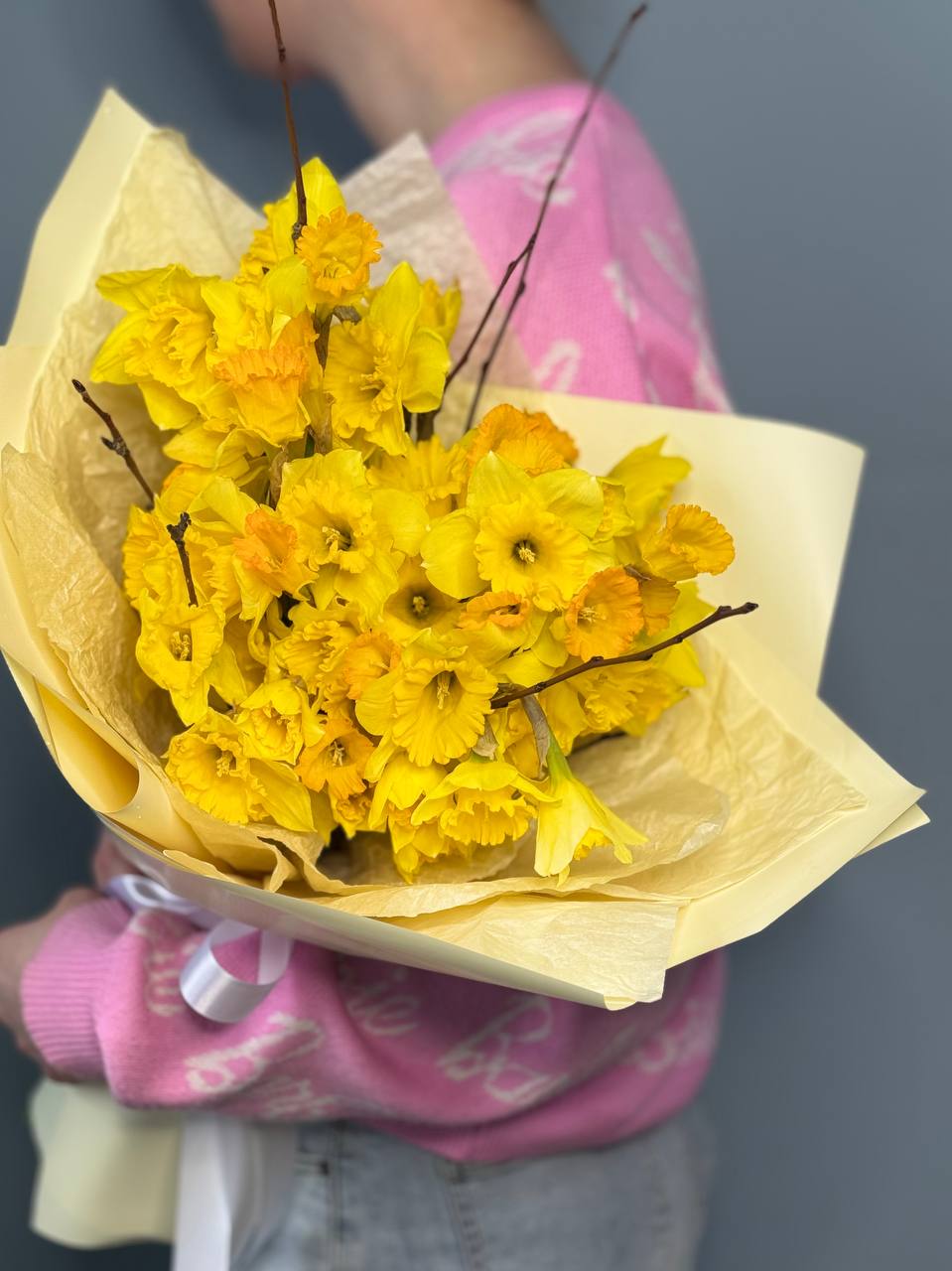 Букет из 51 нарцисса в оформлении