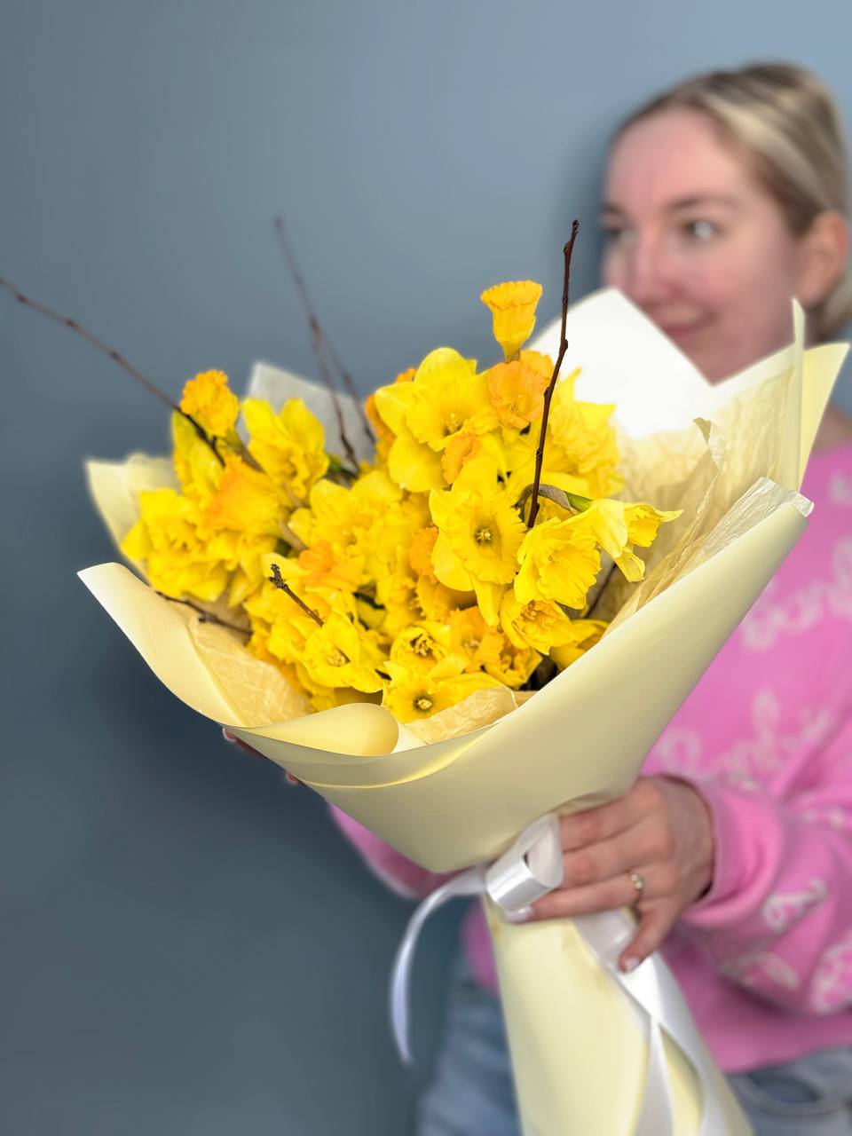 Букет из 51 нарцисса в оформлении — фото 5