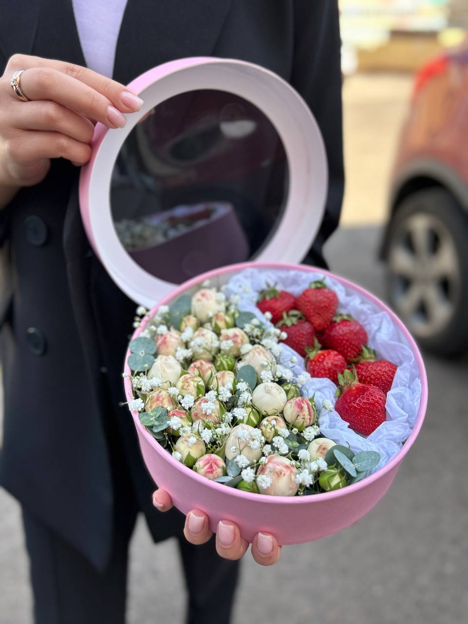 Цветочный блюм бокс с клубникой №1