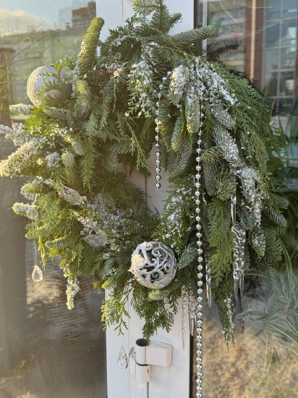 Венок рождественский с декором — фото 2