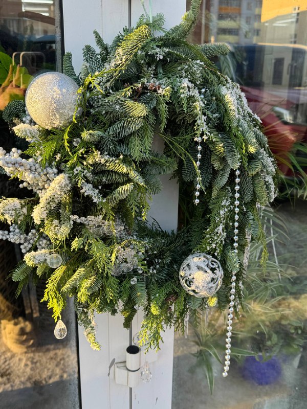Венок рождественский с декором
